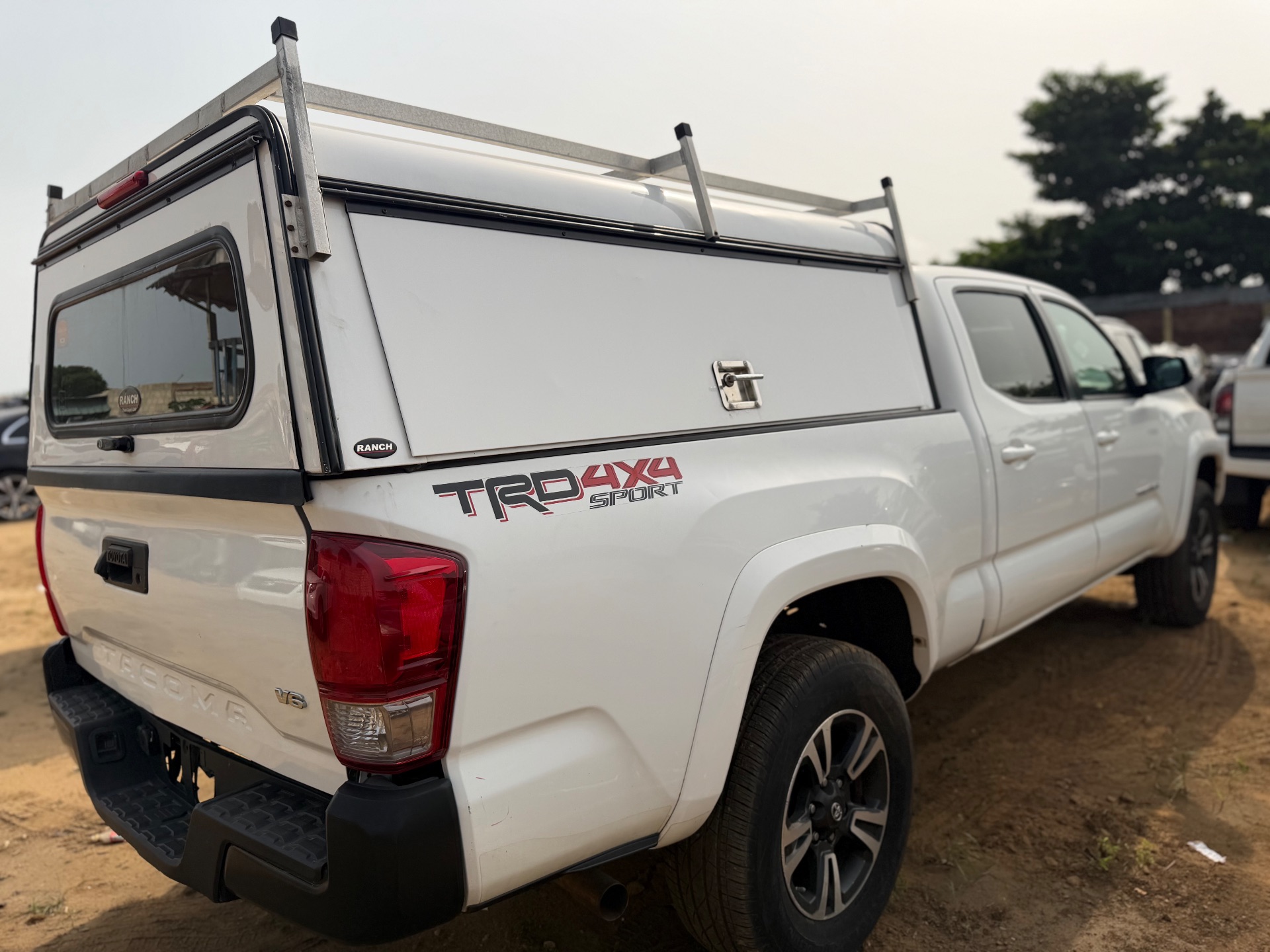 Toyota TACOMA 2017