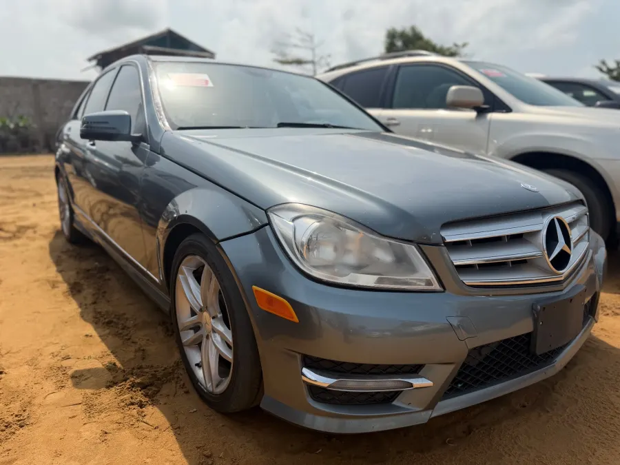 MERCEDES-BENZ C-300 2012